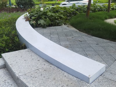 帮我写一篇关于树池盖板的700个字中文原创的文章，并在文章前面配上一个标题，标题前面加上“标题”两字